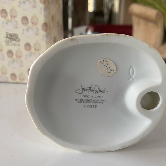 Precious Moments statue God Is Love - Picture 4 of 4